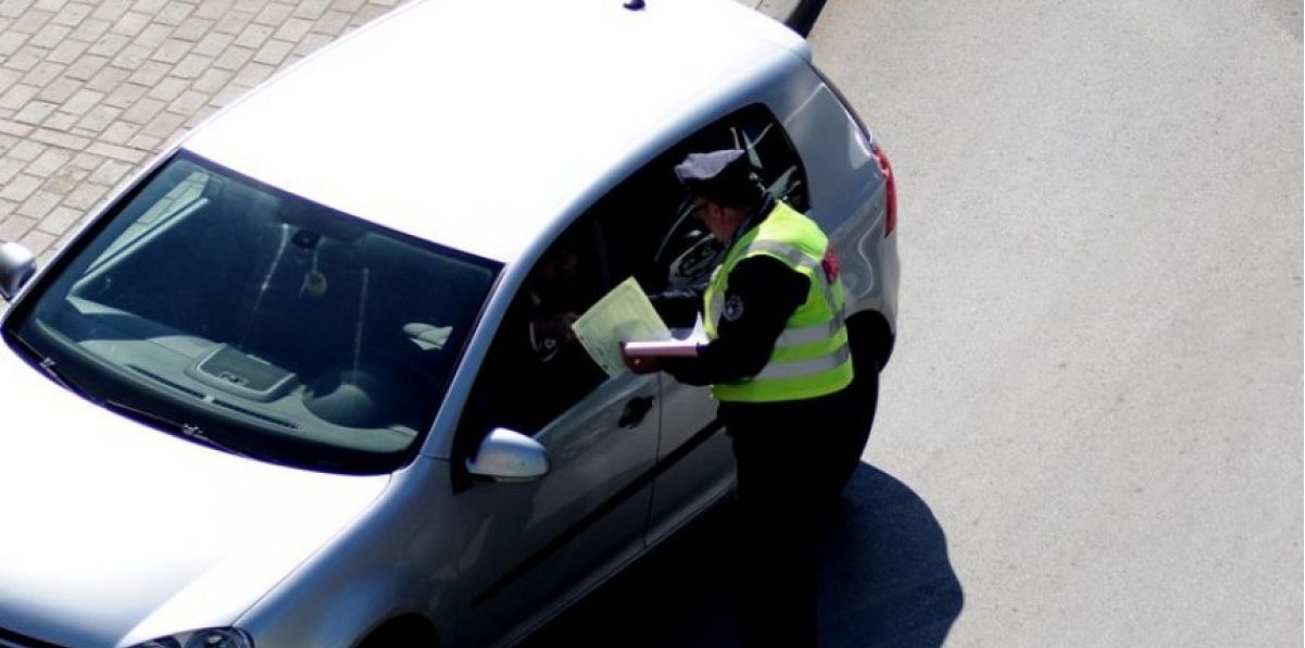 Durrës, gruaja futet kundërvajtje me makinë, burri pasagjer zihet me policët