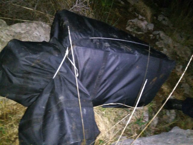 Kamera termike zbulon tre persona me drogë, si iu larguan policisë