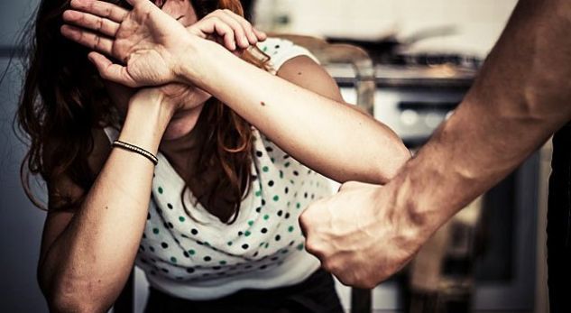 Pranga tre vëllezërve, rrahën motrën më të madhe