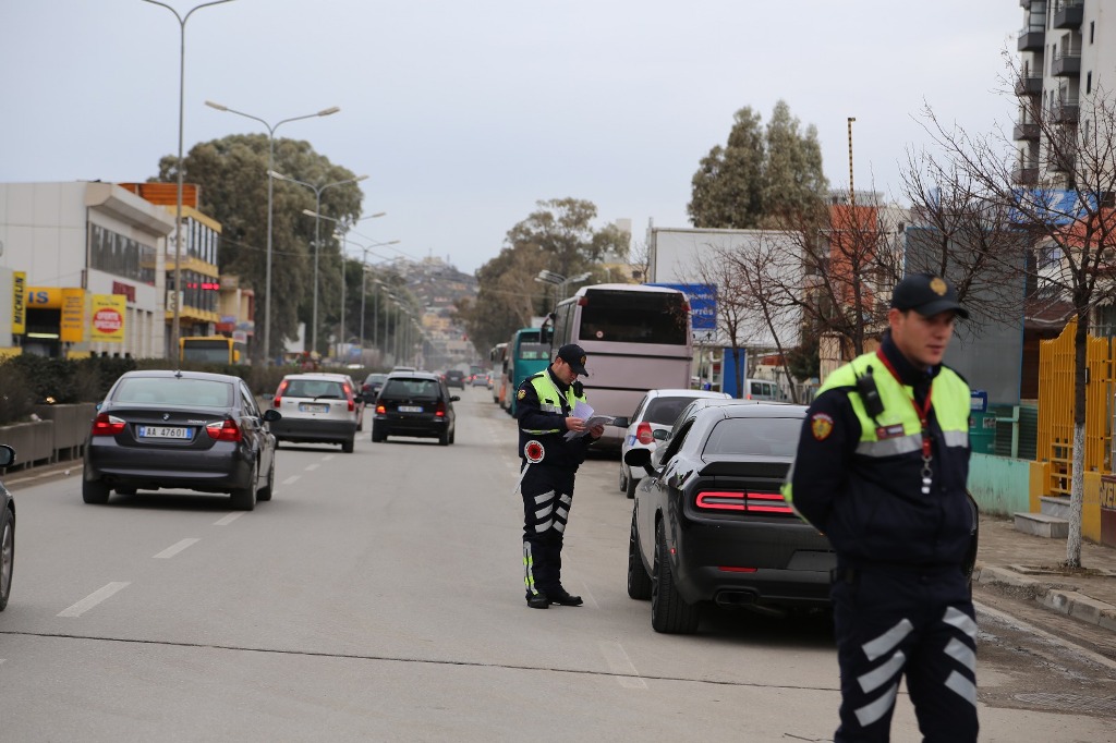 Celulari “djeg” shoferët (FOTO & VIDEO)