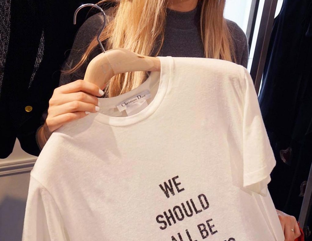 Bluza që vesh moderatorja shqiptare po “çmend” femrat, ja çfarë kuptimi ka (FOTO)