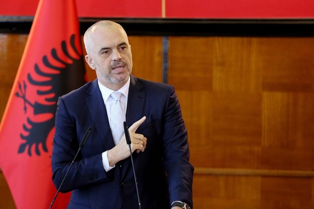 Del foto e re/ “Rama në krah të vëllait dhe nipit të Klement Balilit”