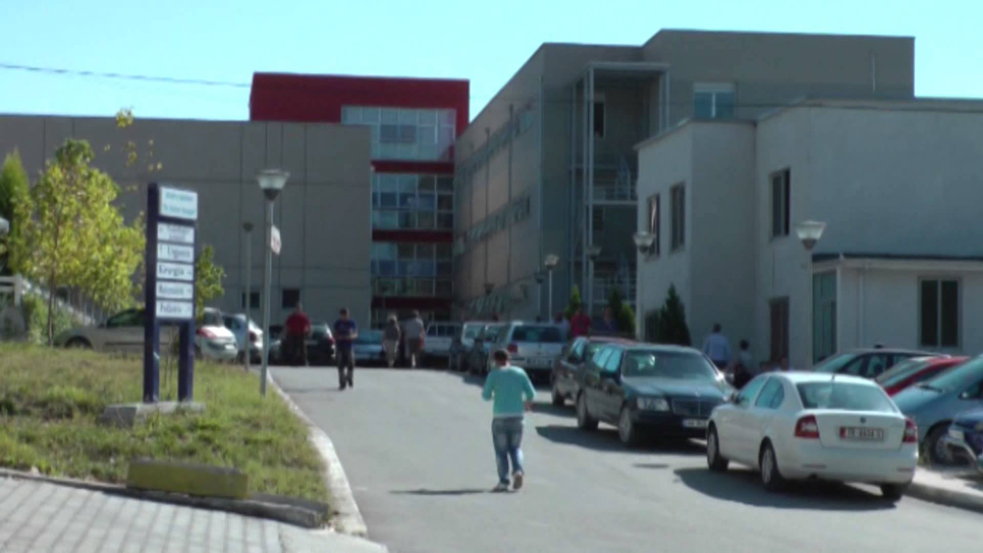 Godet mjekun e Urgjencës brenda spitalit, arrestohet 32-vjeçari