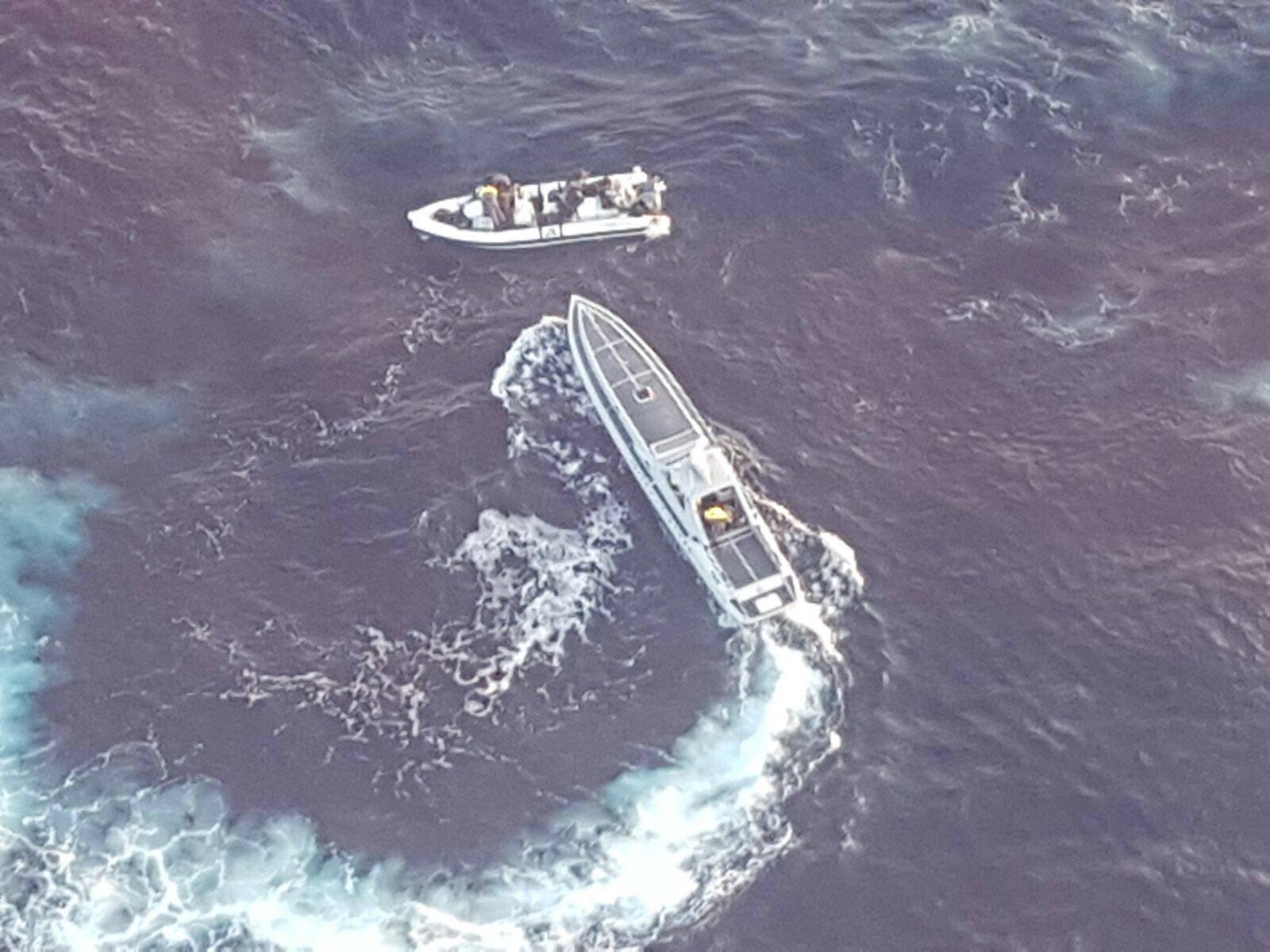 Tri orë luftë për jetën, shpëtohen 2 persona ndësa gomonia mbytet