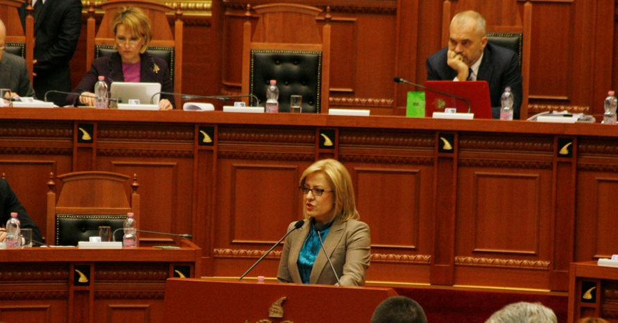 Plas sherri në Kuvend/ Nikolla: O injorant ekzemplar. Blushi: Ndaje lekët me truprojën