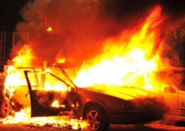 I vihet zjarri një “Volkswagen”-i në Durrës