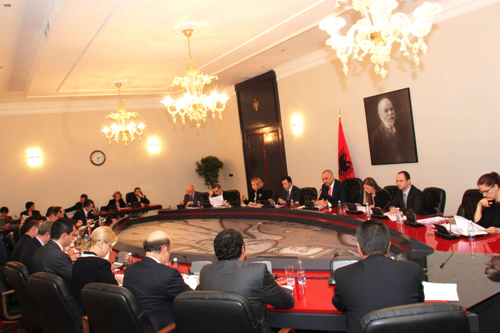 Rikthehen tensionet/ Deputetët kërkojnë të tjera ndryshime, socialistët kundër Metës kryeministër