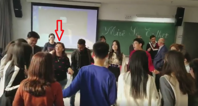 “Kur kërcen sorkadhja”, Nora Malaj ia merr valles me studentët kinezë (VIDEO)