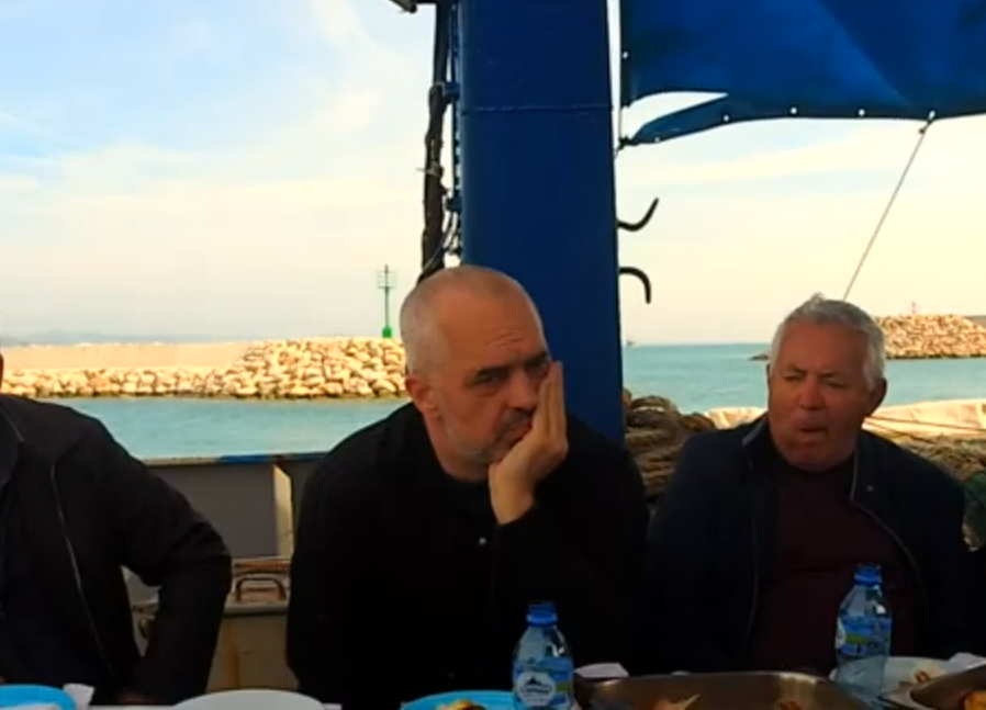 Rama telefonon Ditmir Bushatin nga telefoni i Vangjush Dakos (VIDEO)