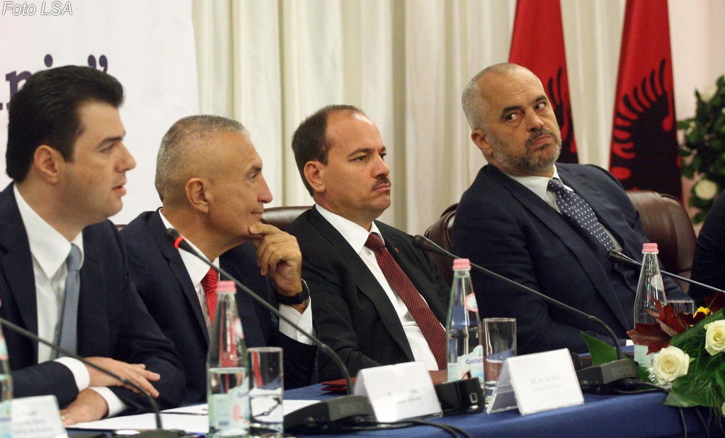 Nishani “fali” Xhafën dhe goditi Bashën