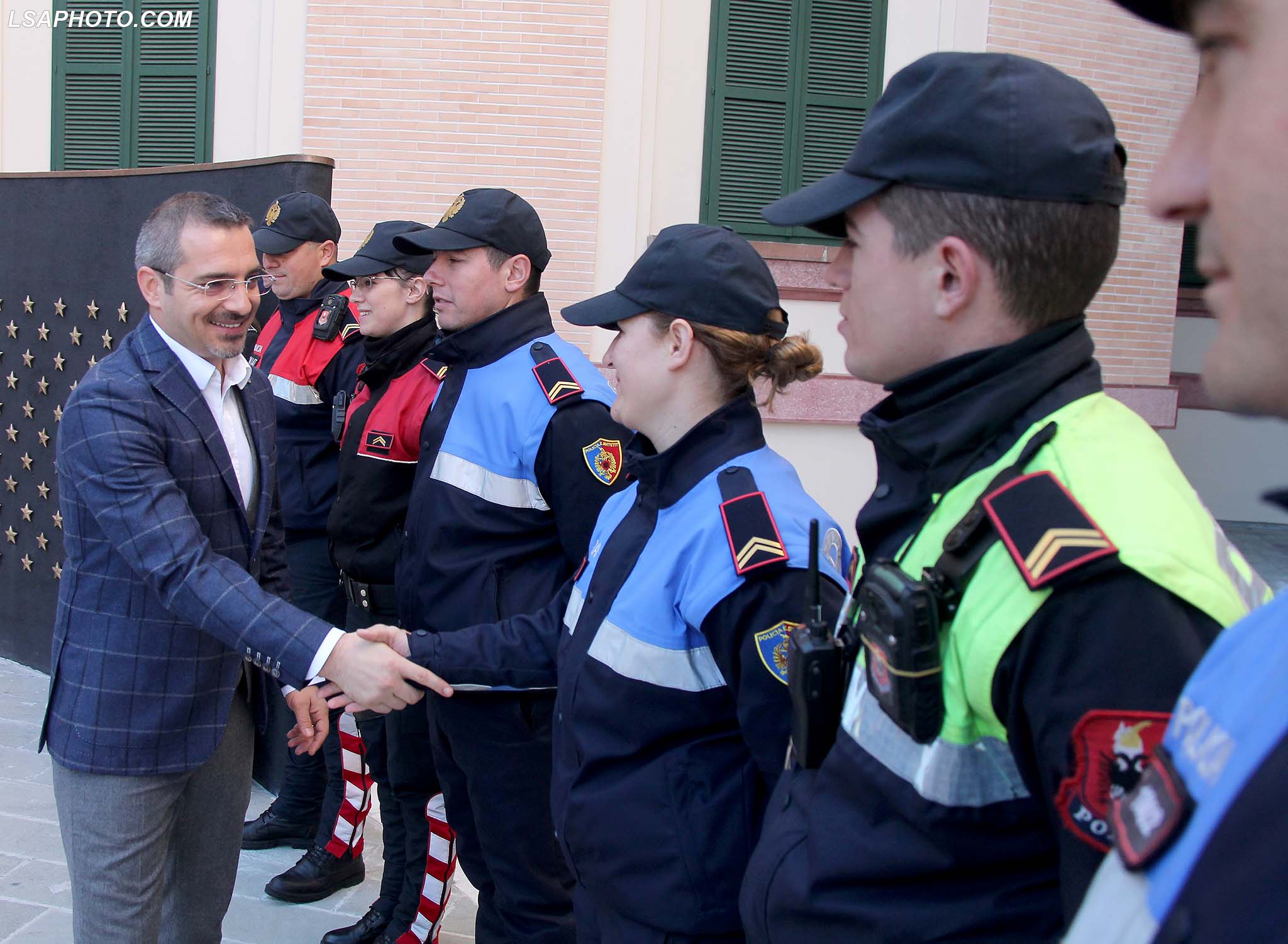 Pas shkarkimit, Tahiri iu çon sms të personalizuar 11 mijë policëve