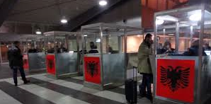 Policia Kufitare në Durrës “kap mat” dy të rinj