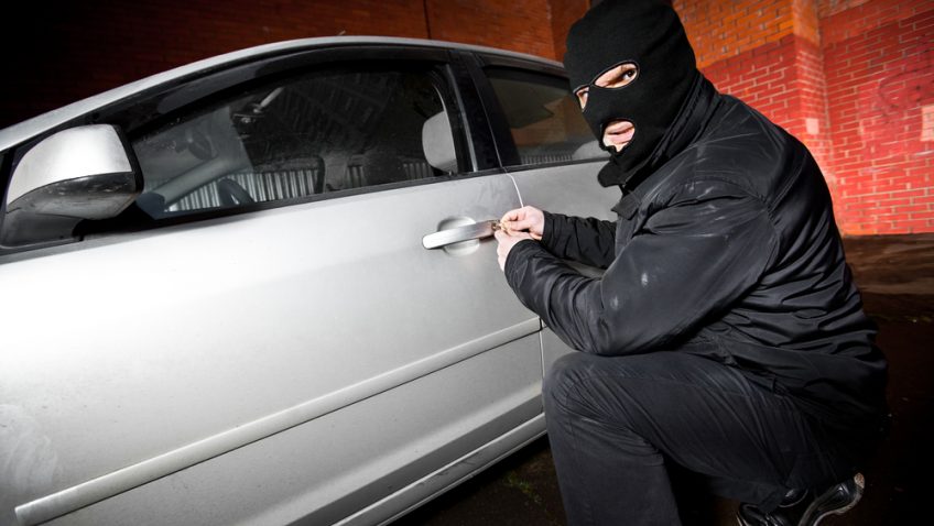 Durrsakut i vjedhin “Benz”-in në banesë