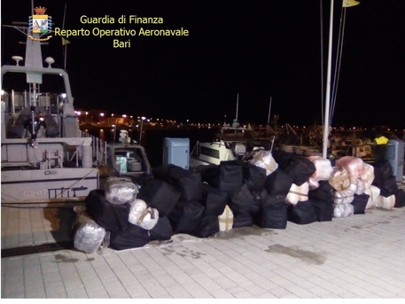 Ndjekje si nëpër filma, kapen 2 shqiptarët me 8 milion euro drogë (VIDEO)