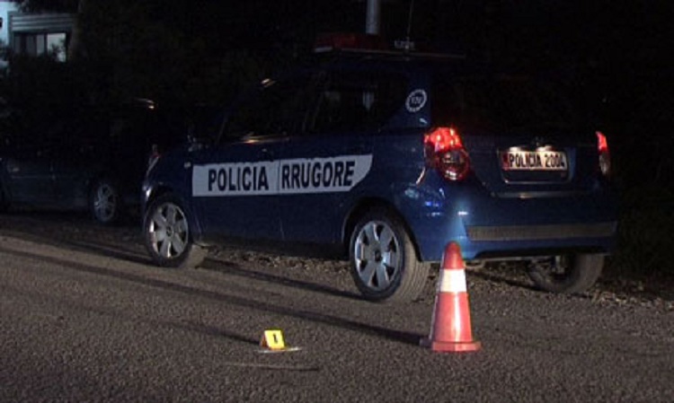 Aksident i rëndë, një çift i ri mbetet i bllokuar brenda makinës në flakë