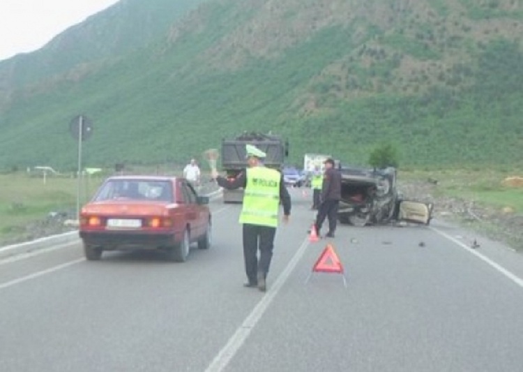 Aksident i rëndë/ Batohet makina, vdes 23-vjeçarja dhe plagosen dy të rinj