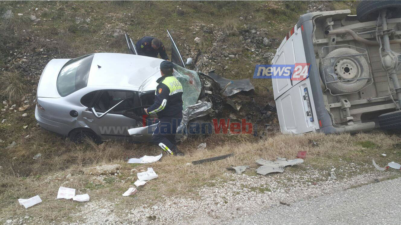 Përplasen keq dy makina, njëra përfundon në kanal