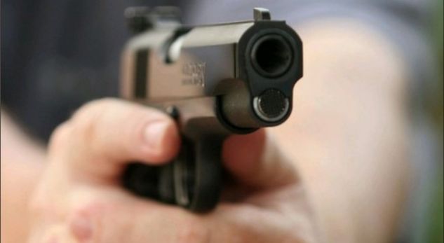 28-vjeçari i shpëton plumbave në oborrin e shtëpisë