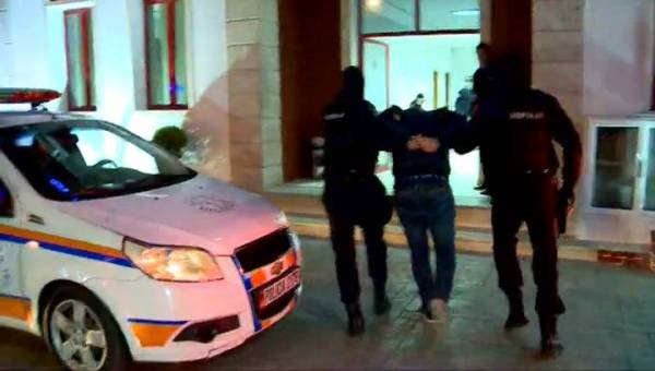 Tentoi të grabisë bankën në 20 sekonda, kapet i riu me precedentë penalë