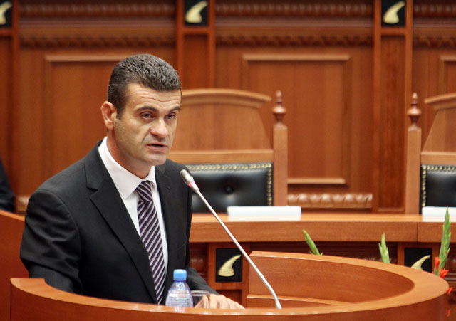 Historia behet, pastaj shkruhet