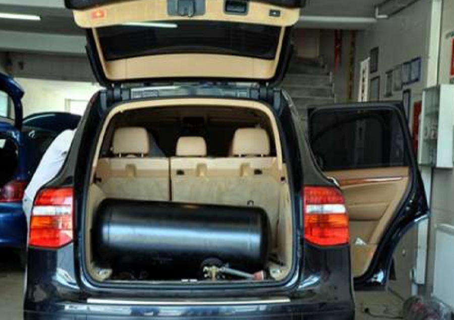 Benzi merr flakë në servis, plagoset punonjësi