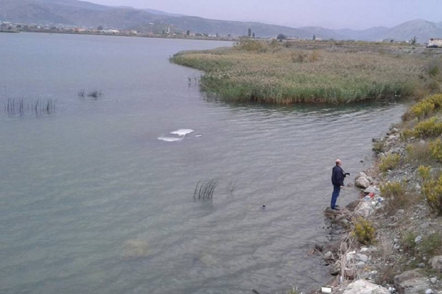 Makina përplaset me bordurën e bie në lumë, plagosen rëndë 3 persona