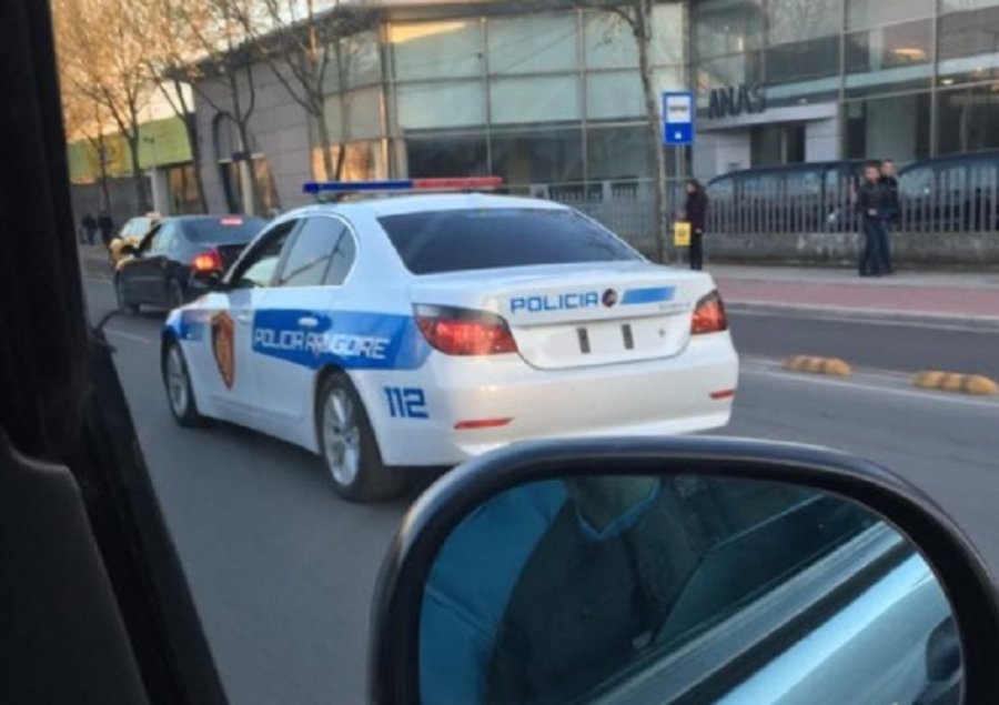 26-vjeçarin e rrahin brenda makinës dhe i marrin lekët