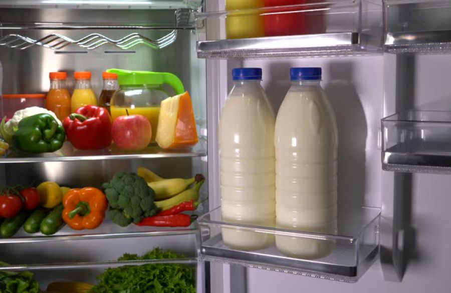 Pse nuk duhet ta lini qumështin në derën e frigoriferit