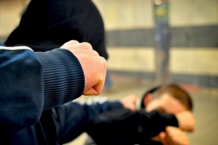 Arrestohen babë e bir, rrahën njëri-tjetrin