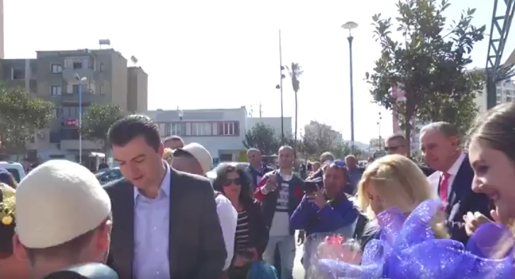 Basha lë çadrën e protestës, shkon për Ditën e Verës në Elbasan (VIDEO)