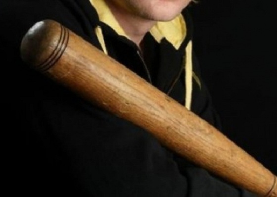 Durrës, kërcënojnë me shkop bejsbolli dhe i marrin lekët rojes së karburantit