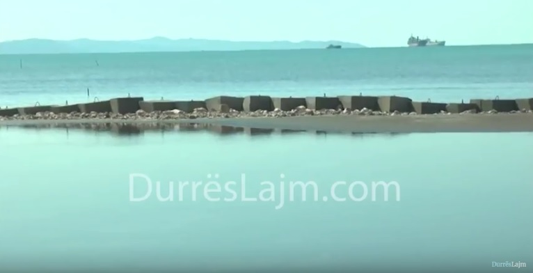 Blloqe betoni në bregdetin e Durrësit, reagon Inspektoriati i Mjedisit (FOTO & VIDEO)