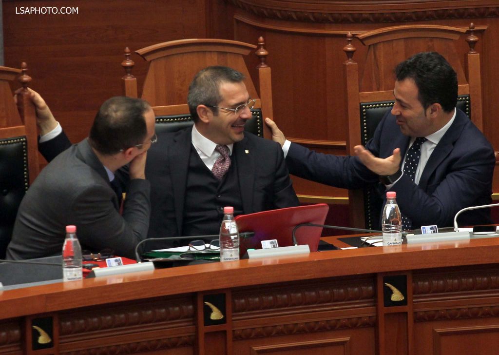 “7 ministra takojnë Tahirin, i kërkojnë videot me afera seksuale para se të ikë”