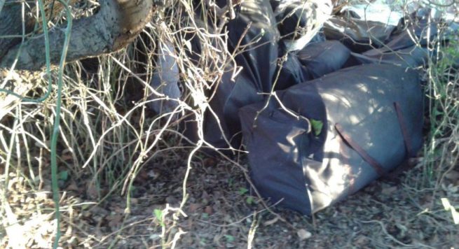 75 kg kanabis me çanta shpine, 3 trafikantët arratisen kur shohin policinë