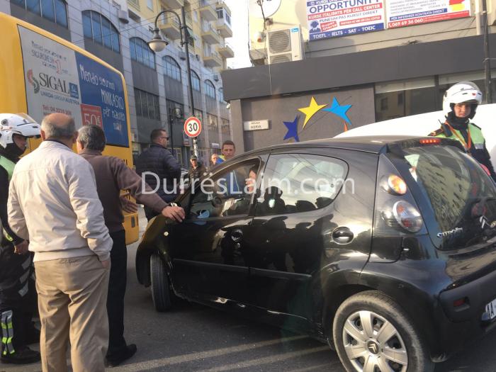 LAJM I FUNDIT/ Durrës, shoferja përplaset me autobusin e Plepave (FOTO)
