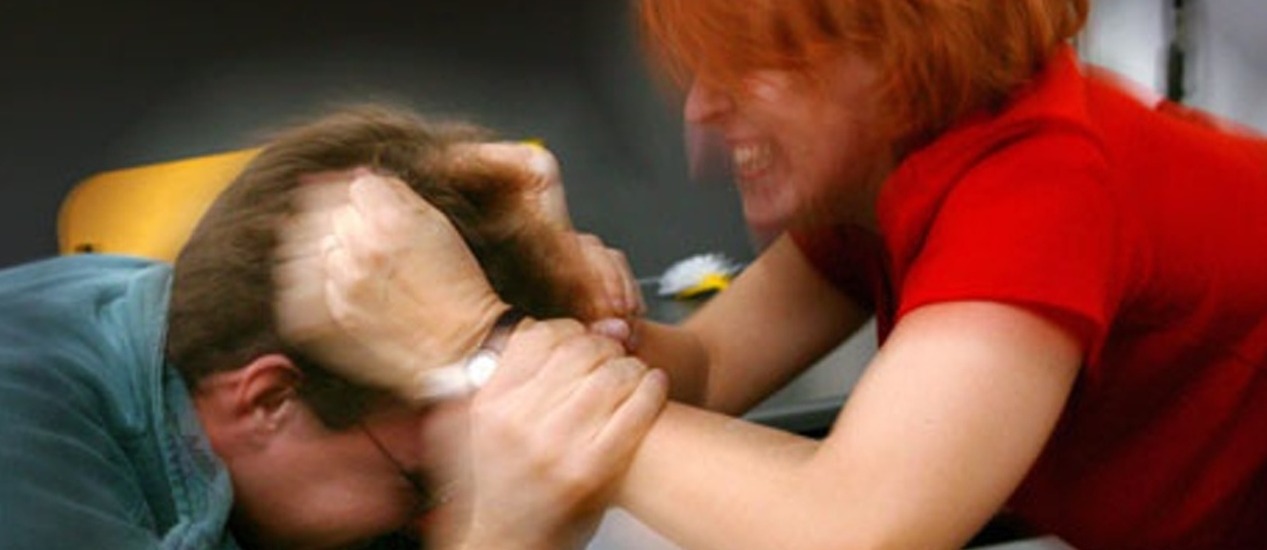 Burri në Durrës rrihet nga ish-gruaja 20 vjet më e re