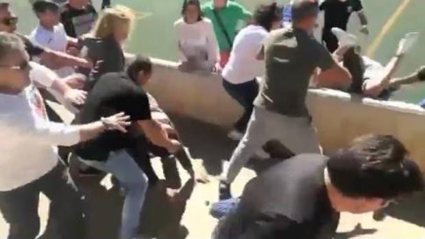 Dhunë e shfrenuar në Spanjë, prindërit përleshen në fushë (VIDEO)