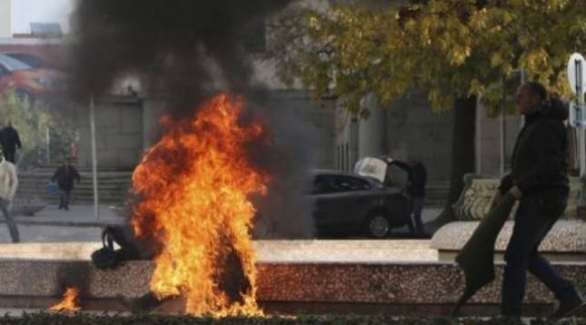 Horror/ I riu lyhet me benzinë, i vë flakën vetes para familjarëve