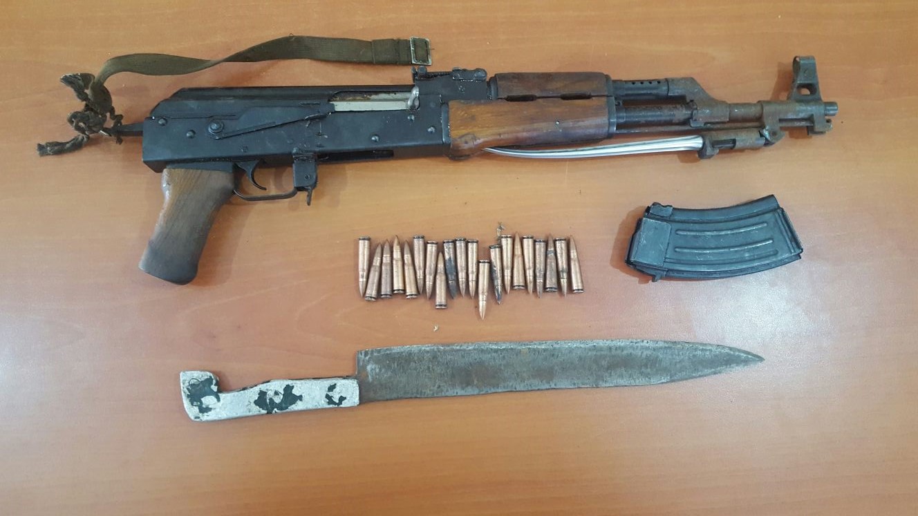 Kërcënon për të vrarë gruan me automatik, policia parandalon krimin