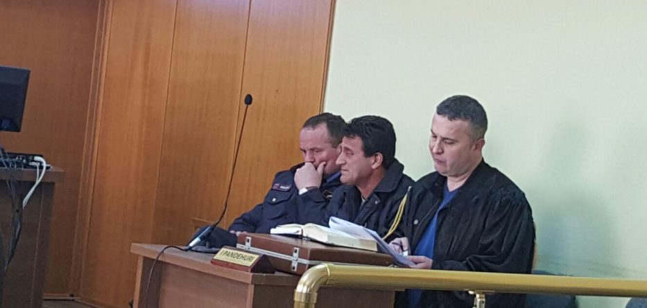 “Më arrestuan kur po haja bukë, kam vajzën me kancer”, rrëfimi në lot i policit