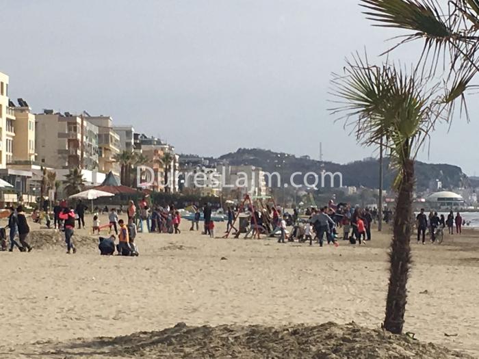 Ja përse të gjithë dynden në Durrës të dielën (FOTO)