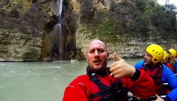 Aktori i “Portokallisë” në ujëvarën e… shampanjës (VIDEO)