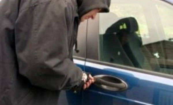 I hyn në garazh durrsakut për t’i vjedhur “Benz”-in, kapet hajduti