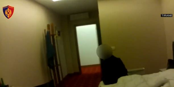 Zbulohet rrjeti i prostitucionit/ Policia i kap duke bërë orgji në grup me klientët (VIDEO)