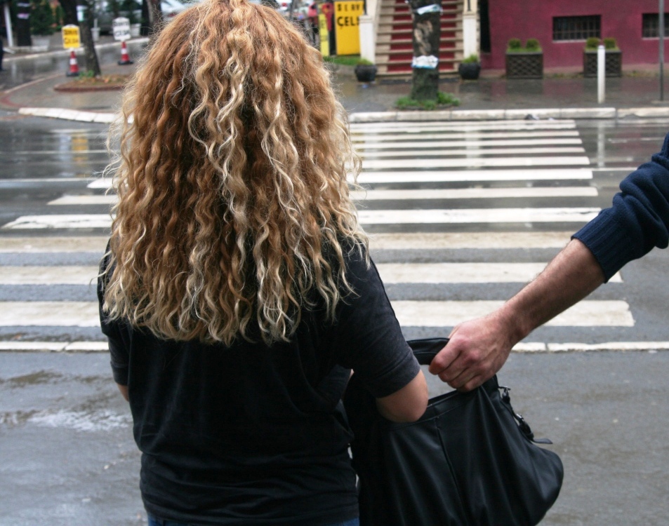 Kapet tmerri i femrave në rrugë