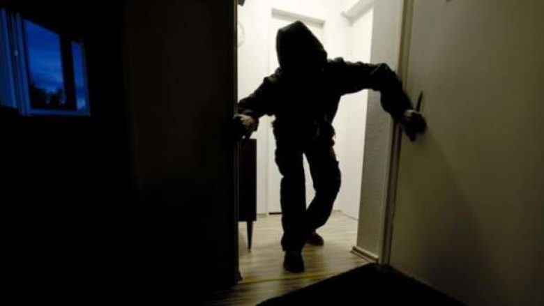 Vidhen dy shtëpi në Durrës