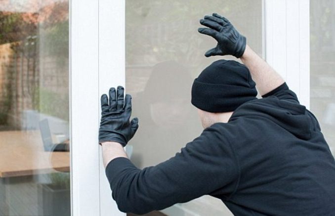 27-vjeçari në Durrës: Më vodhën bizhuteritë e lap topin