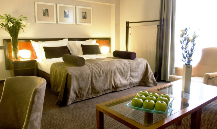 “Do rikthehemi përsëri në darkë”, si e mashtruan 2 italianët pronarin e hotelit në Tiranë