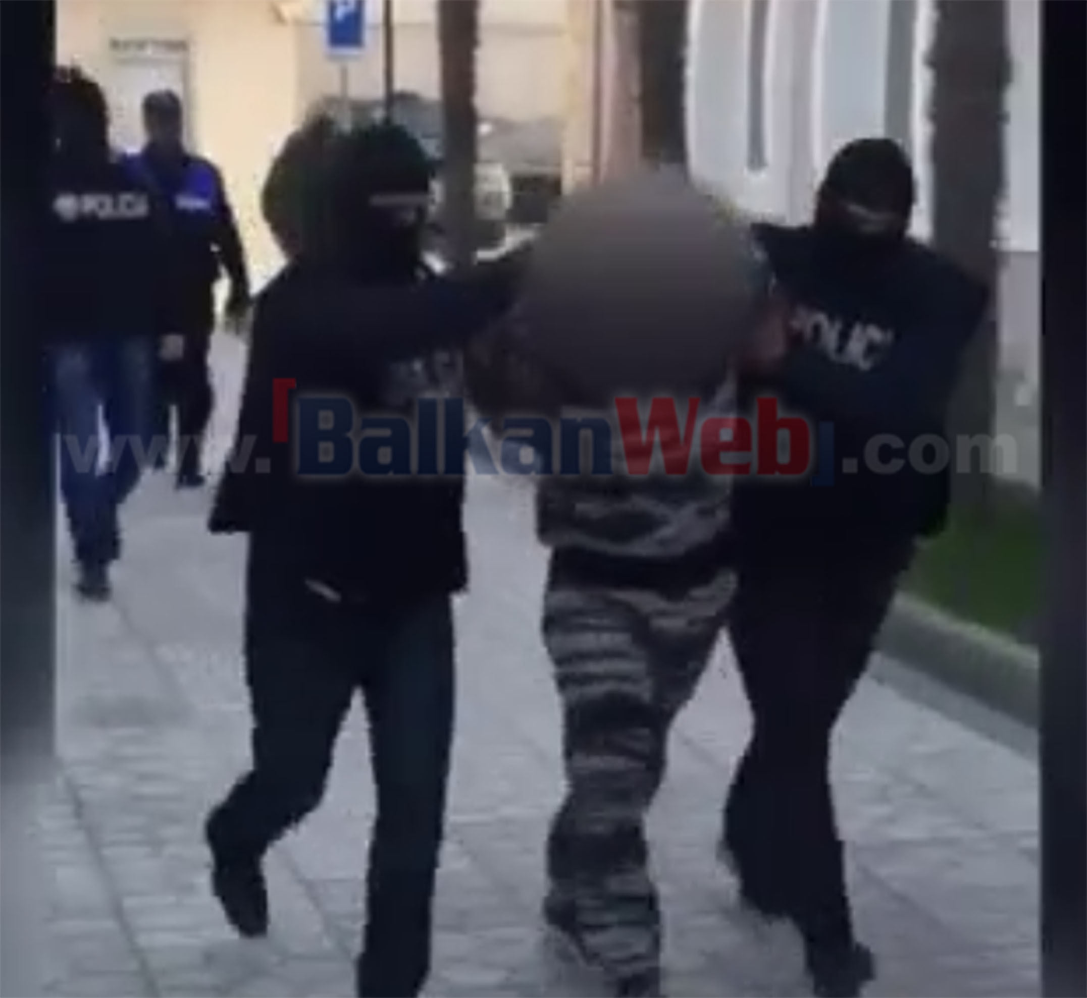 I rrethuar nga 8 policë, momenti kur ‘i forti’ dërgohet në komisariat (VIDEO)