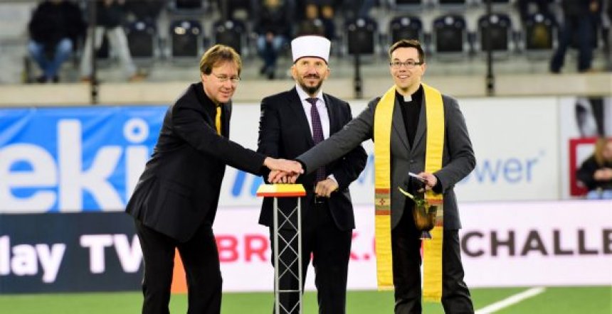 Imami shqiptar dhe dy priftërinj zvicerianë bekojnë stadiumin në Zvicër